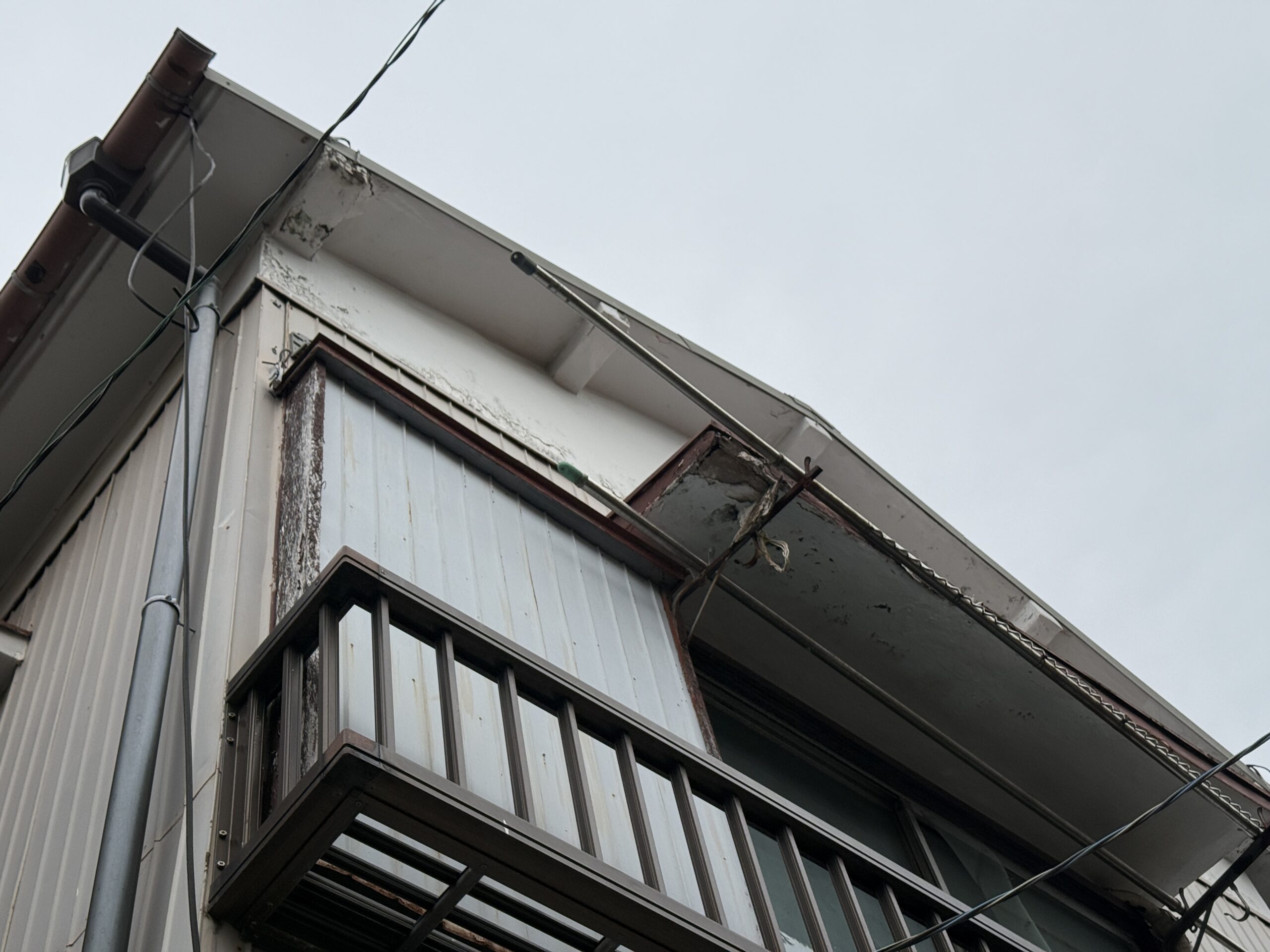 相続のあった実家を売却希望。持分の無い私道が未舗装で幅員が狭く車が入れない古家付土地で誰も買わない！？