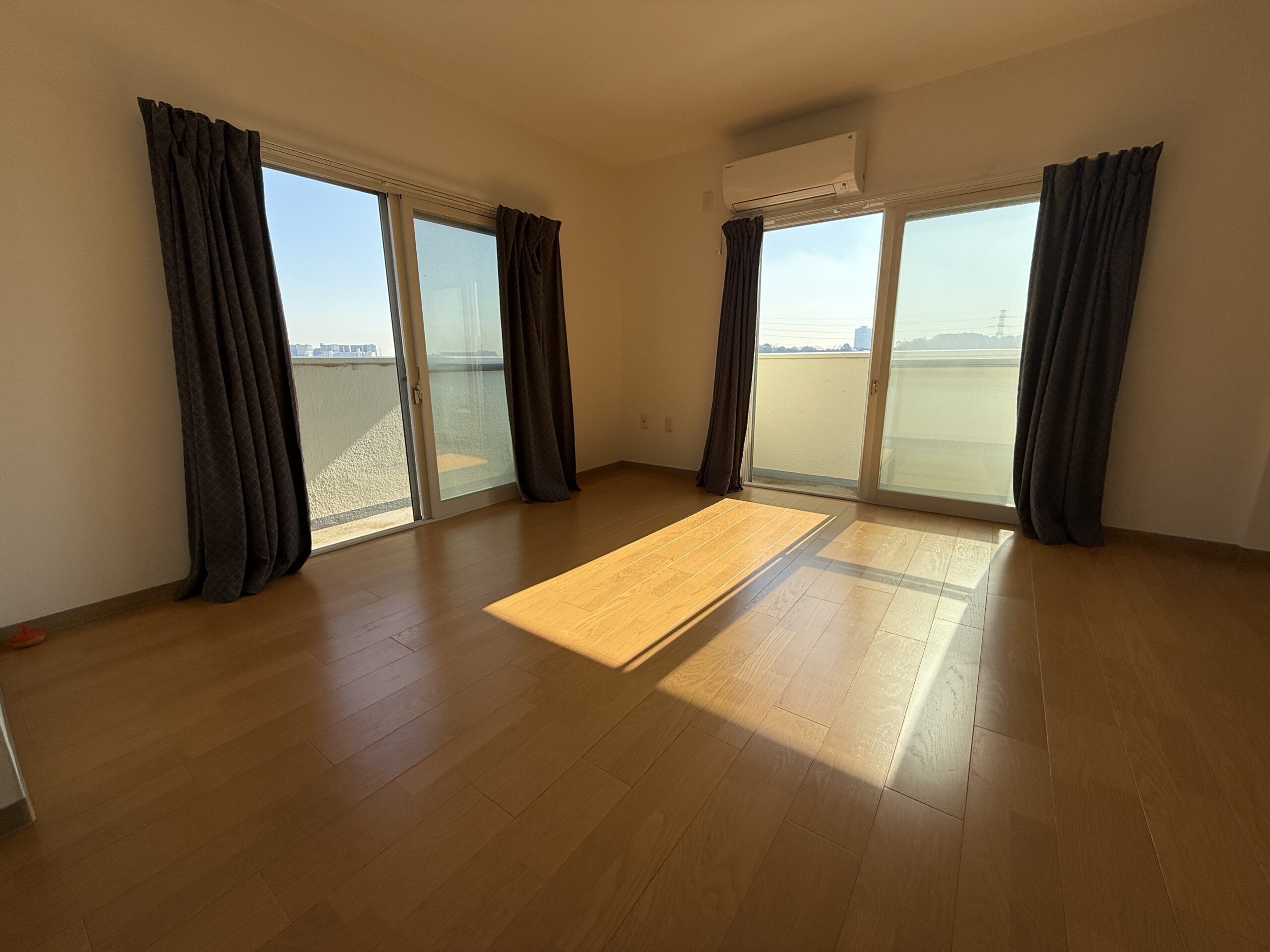 違法建築マンションでローン利用ができないマンションで大手仲介会社で販売し１年間売れずに困り果てていた売主様をご紹介され弊社の専属販売に変更していただきご成約！